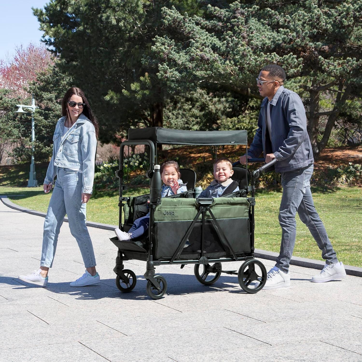 Delta Children - Jeep Wrangler Deluxe 4 Seater Stroller Wagon - Premium Quad Stroller Wagon for 4 Kids with Convertible Seats, Adjustable Push/Pull Handles, Removable Canopy & Flat Fold, Black/Green