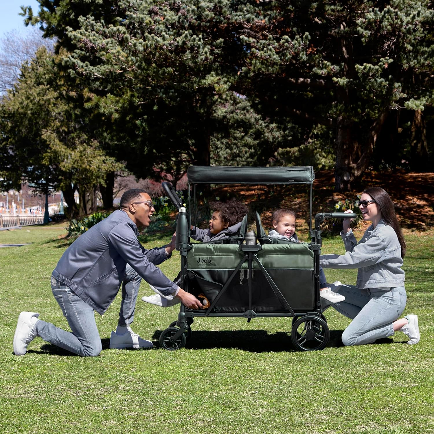 Delta Children - Jeep Wrangler Deluxe 4 Seater Stroller Wagon - Premium Quad Stroller Wagon for 4 Kids with Convertible Seats, Adjustable Push/Pull Handles, Removable Canopy & Flat Fold, Black/Green